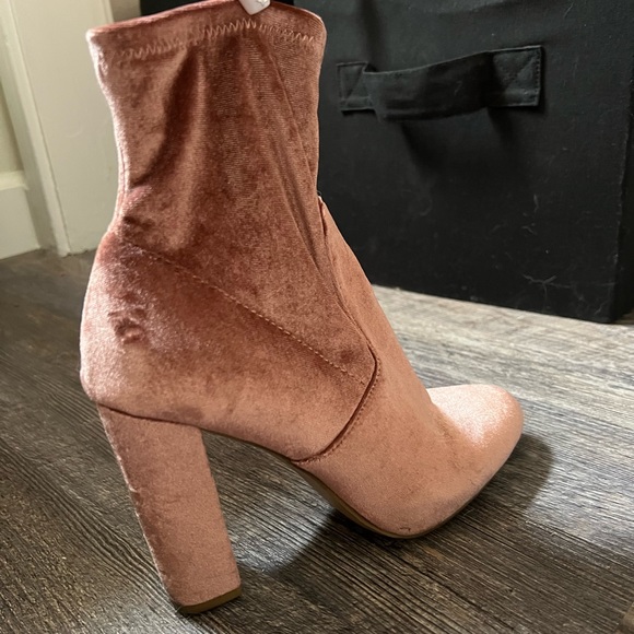 Steve Madden pink velvet booty - Picture 3 of 4